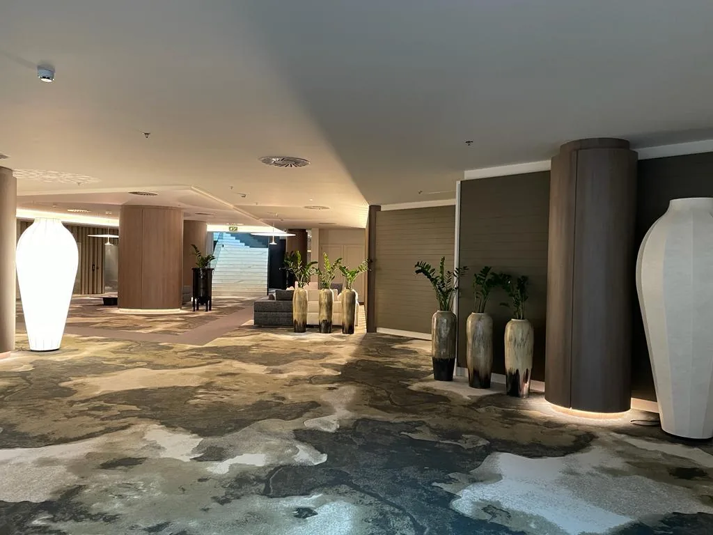 Seis jarrones cerámicos a medida creados artesanalmente para el interior del Hotel Sofitel Barcelona.
