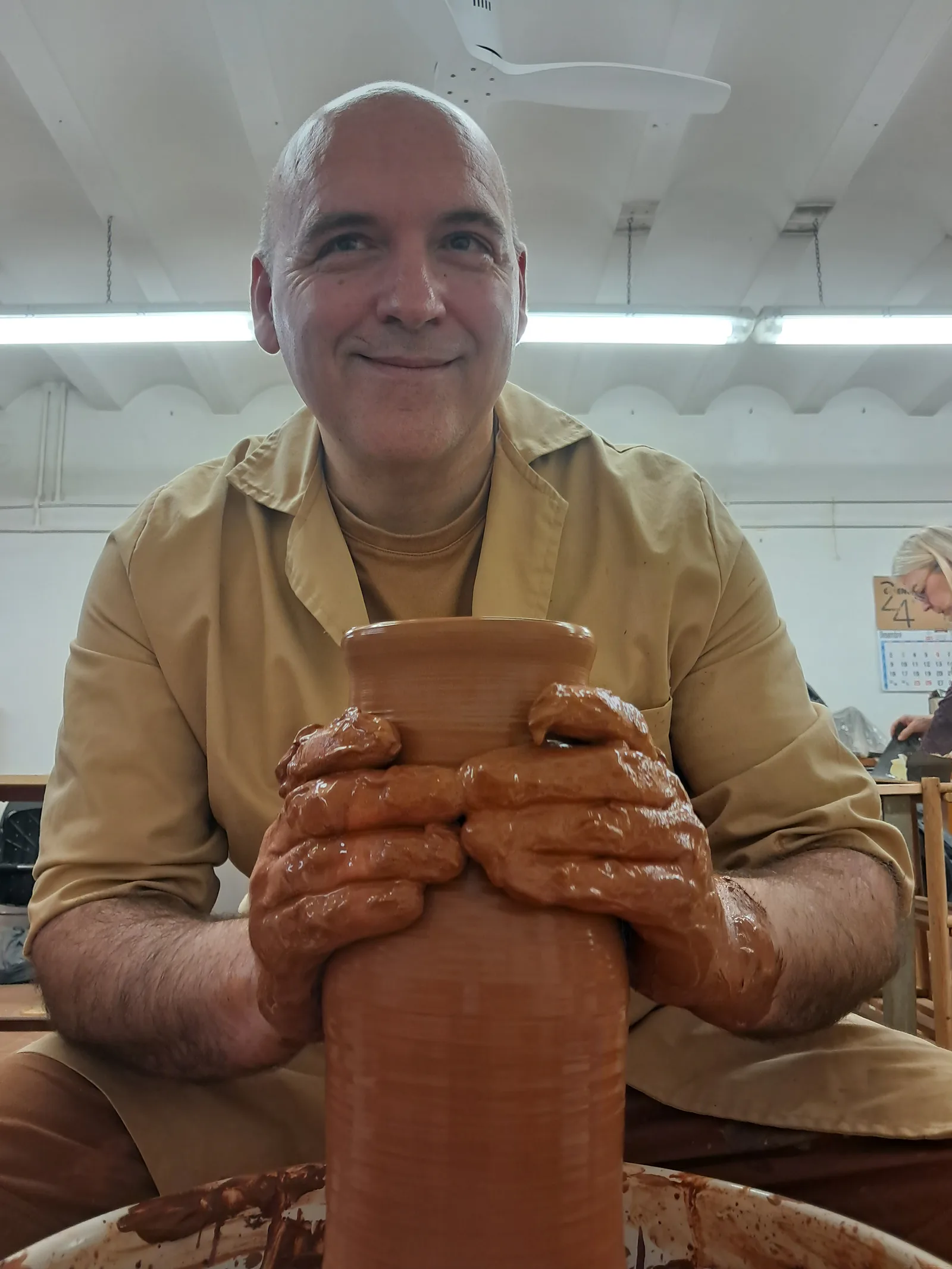 Jordi Avante dando forma a una pieza de cerámica en el torno de su taller.