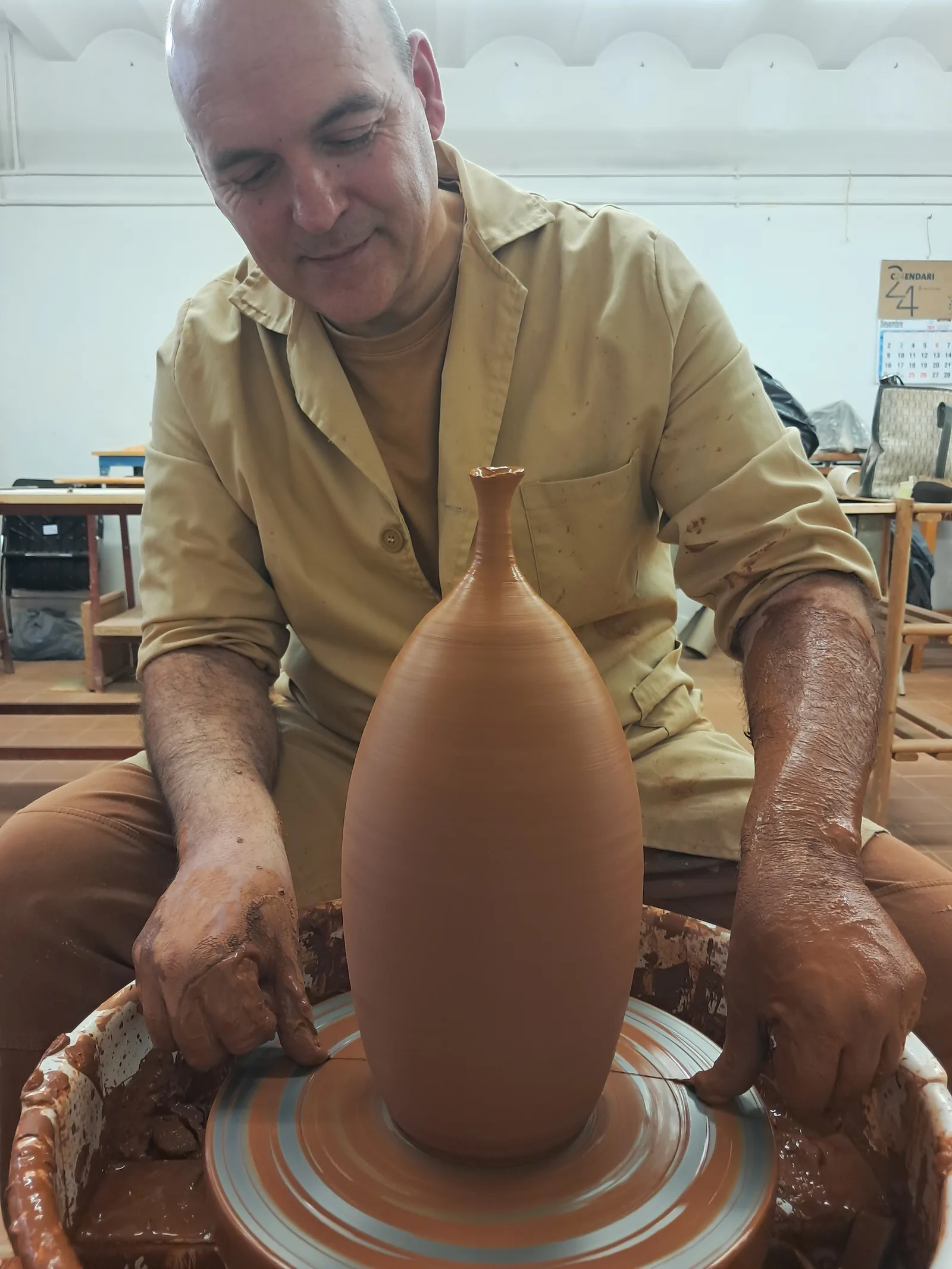 Pieza de cerámica torneada por Jordi Avante durante el proceso de trabajo en el taller.