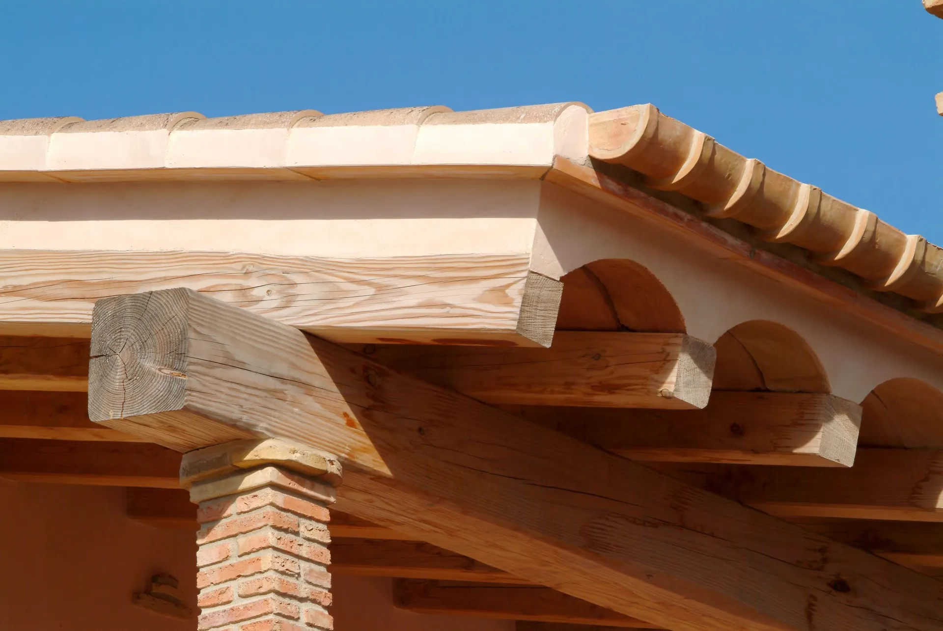 Canalones cerámicos artesanales integrados en una cubierta