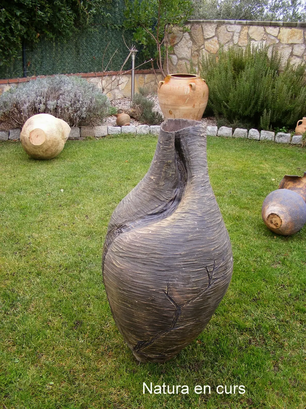 Escultura de cerámica personalizada situada en un jardín