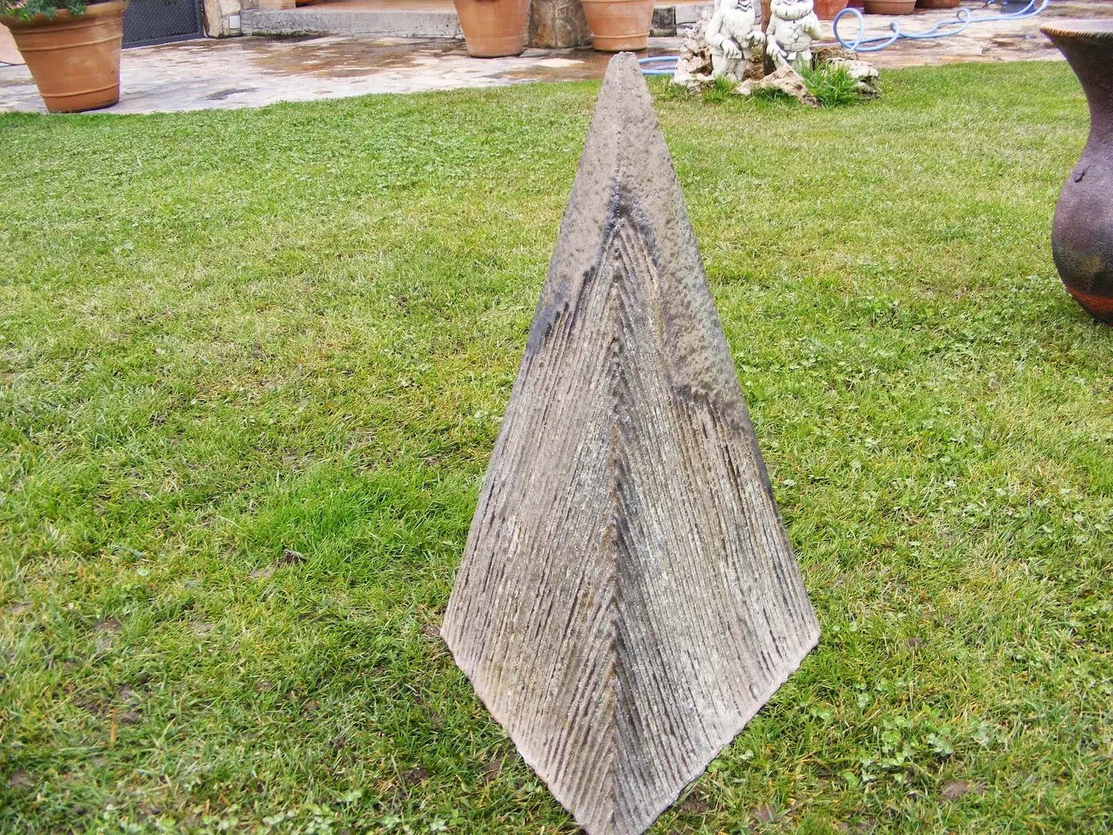 Detalle de textura en una escultura cerámica hecha a medida