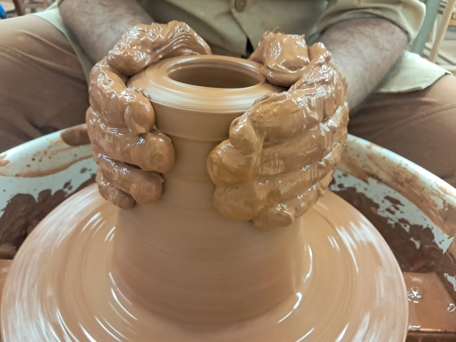 Pieza tomando forma durante una experiencia de cerámica