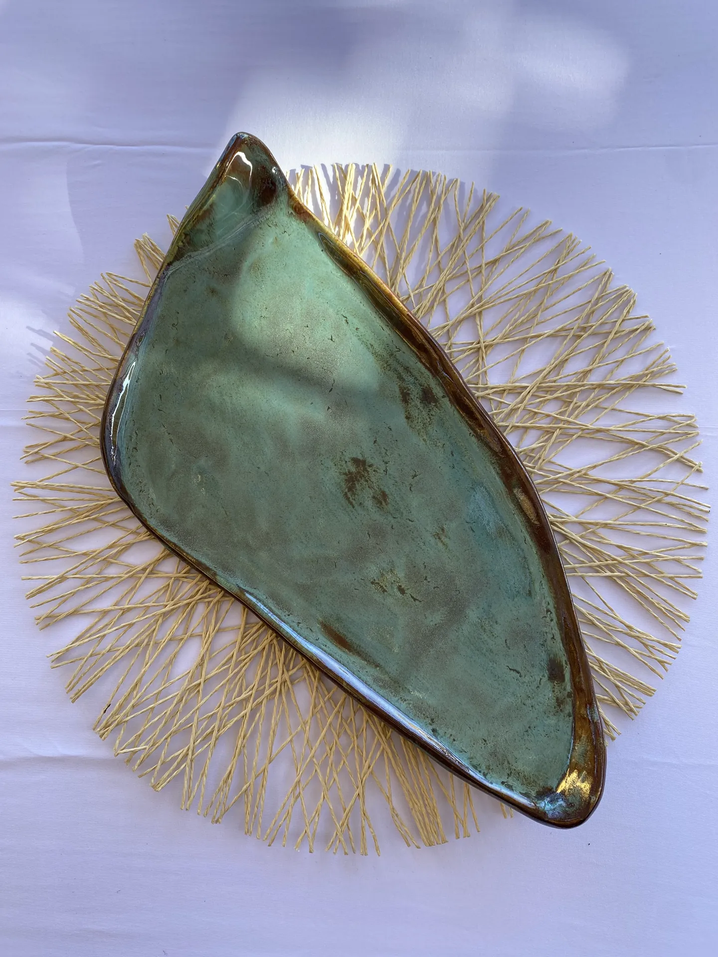 Plato de vajilla cerámica artesanal con acabado artístico