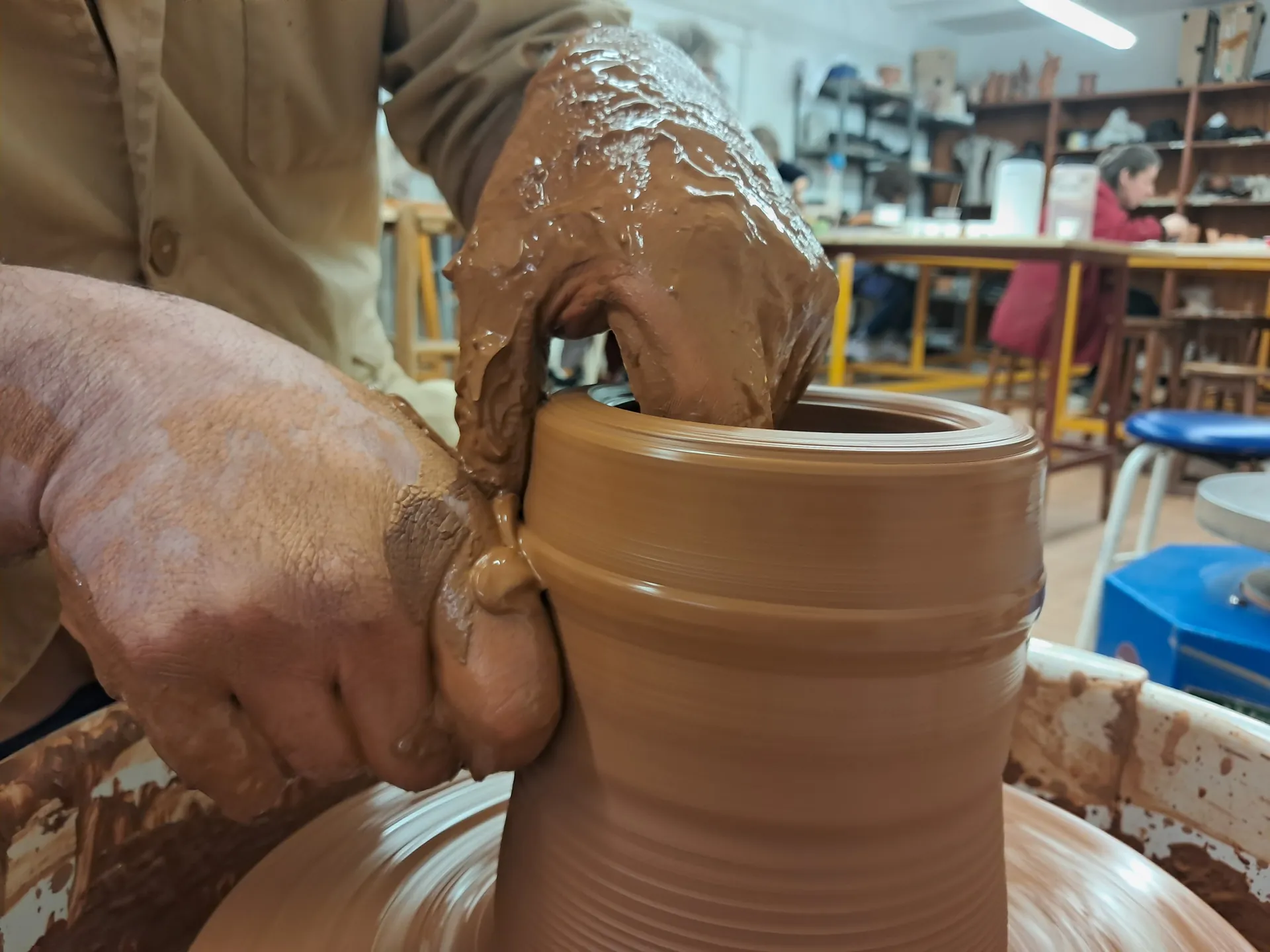 Proceso artesanal de torneado de una pieza