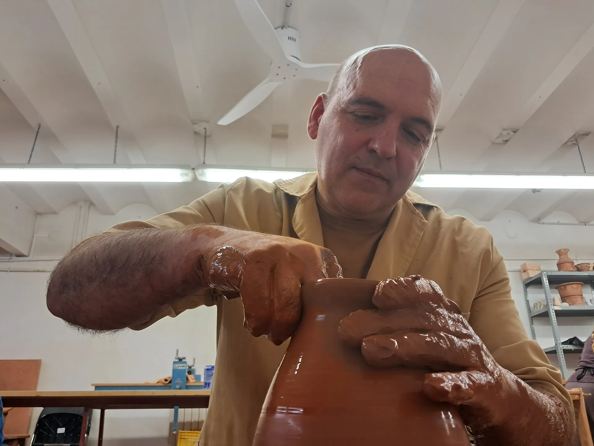 Trabajo artesanal en el torno de Lo Racó del Fang