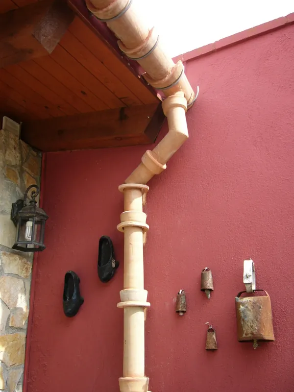 Bajante cerámica en una casa rural