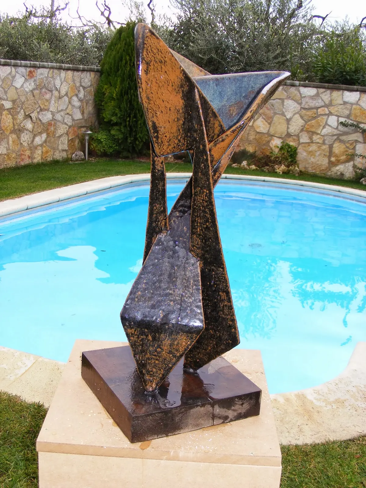 Escultura artística de cerámica en un espacio exterior