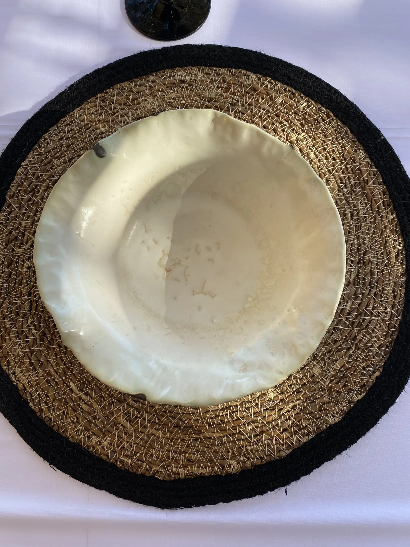 Plato blanco de cerámica hecho a mano