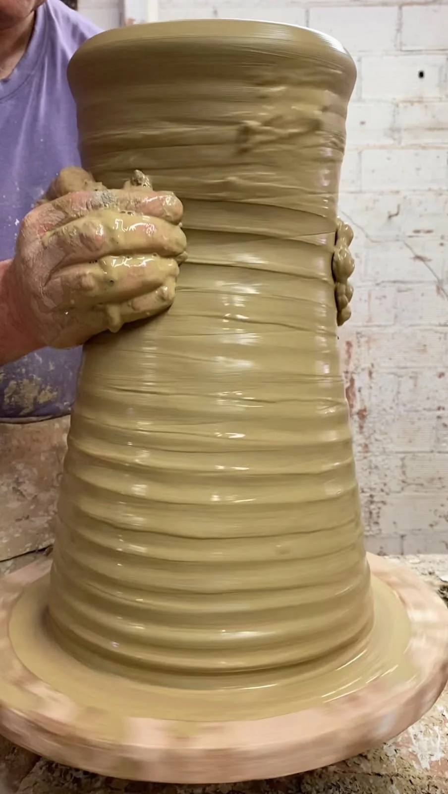 Manos de Jordi Avante modelando barro en su taller de Benissanet