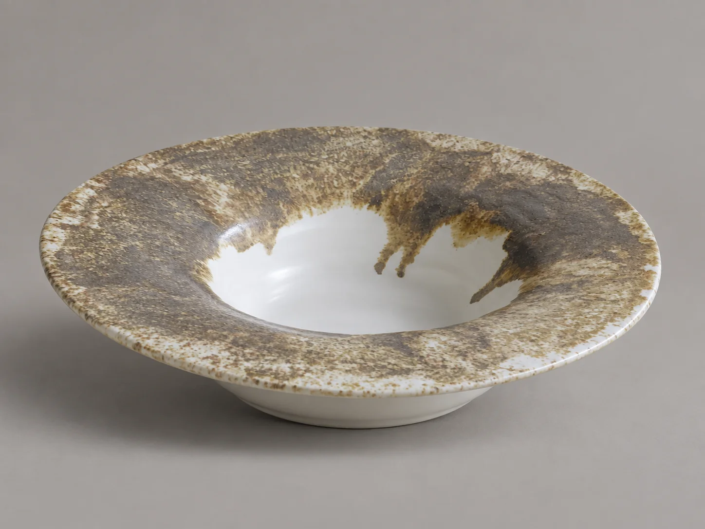 Órbita, plato con anillo gris moteado para restaurantes, vista de perfil