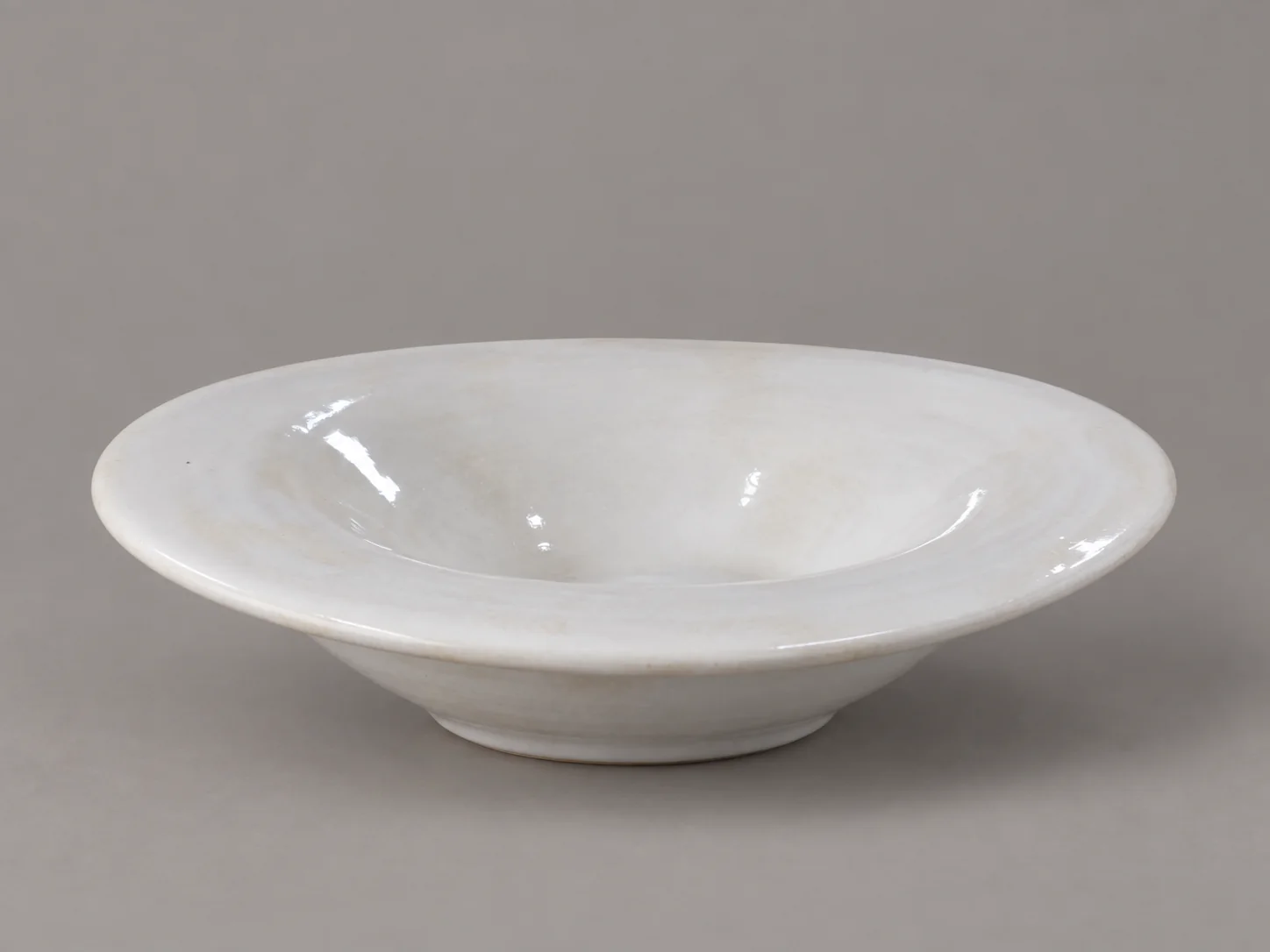 Núcleo, plato blanco con cavidad central para restaurantes, vista de perfil