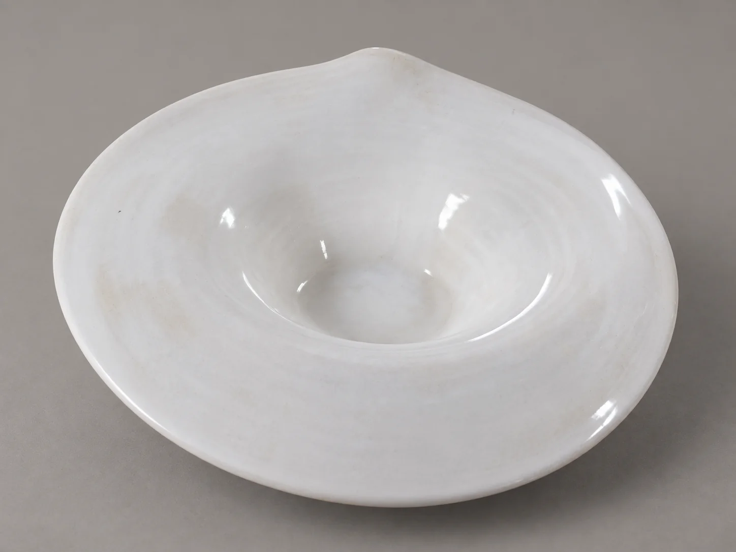 Núcleo, plato blanco con cavidad central para restaurantes, vista principal
