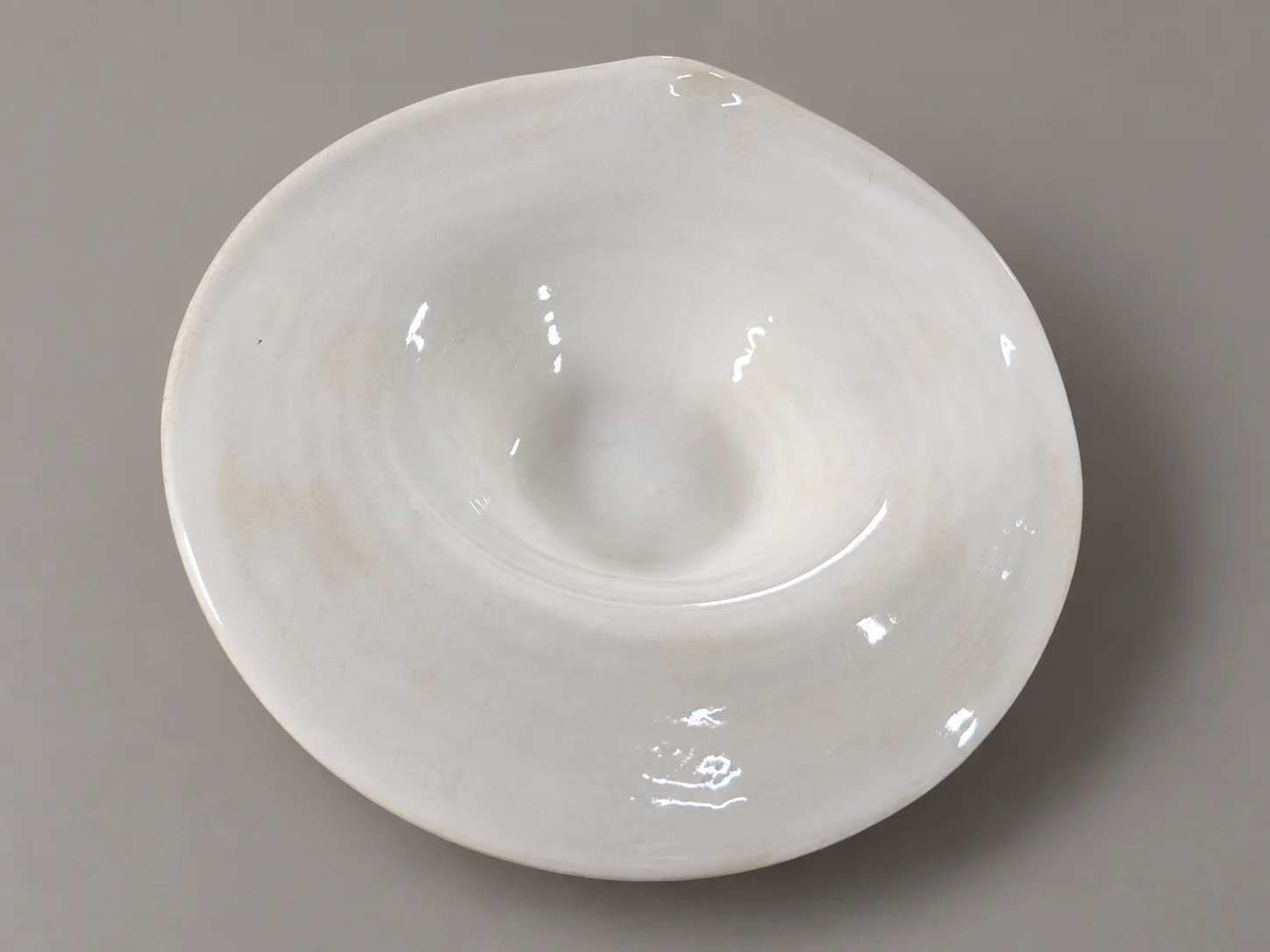 Núcleo, plato blanco con cavidad central para restaurantes, vista superior