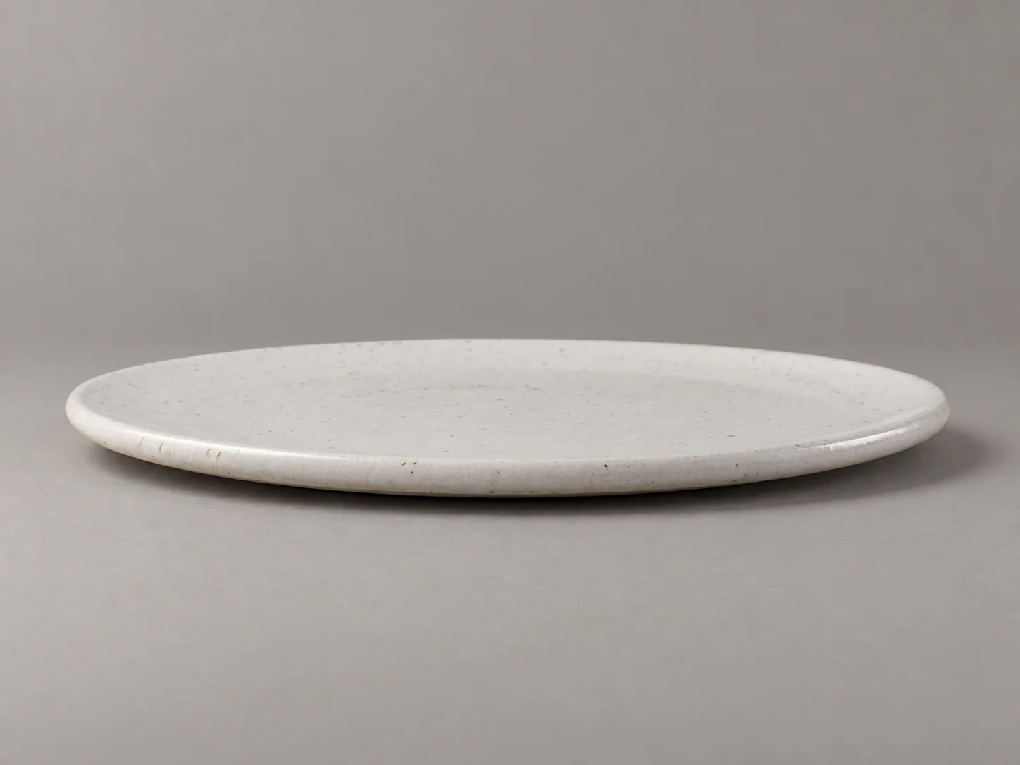 Calma, plato bajo blanco moteado para restaurantes, vista de perfil