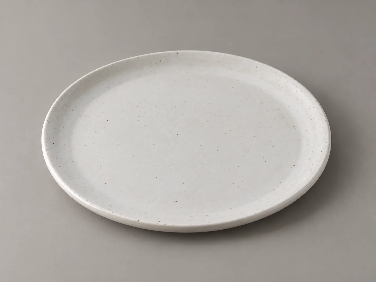 Calma, plato bajo blanco moteado para restaurantes, vista principal
