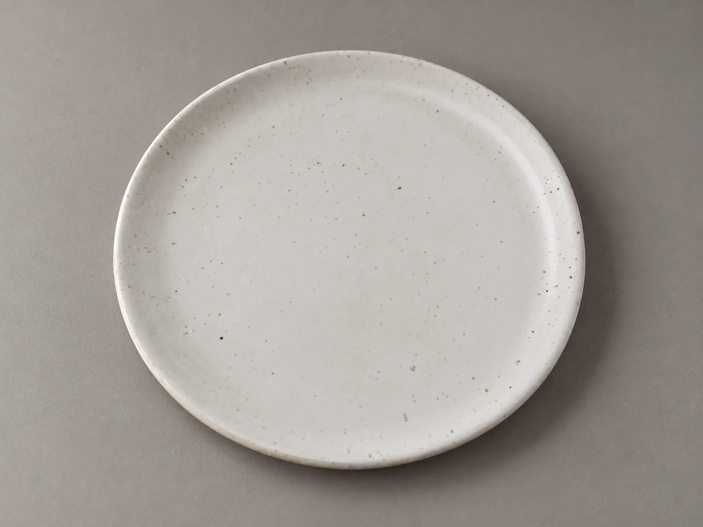 Calma, plato bajo blanco moteado para restaurantes, vista superior