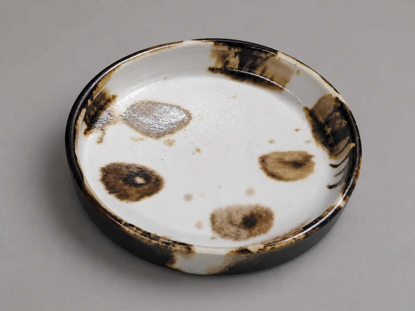 Tinta Ámbar, plato con manchas negras y ámbar para restaurantes, vista principal