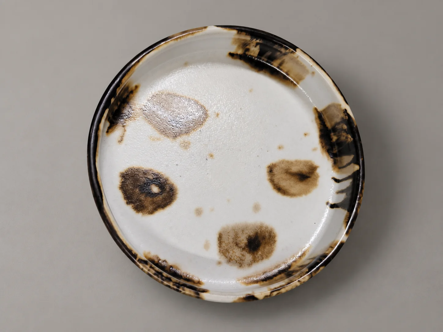 Tinta Ámbar, plato con manchas negras y ámbar para restaurantes, vista superior